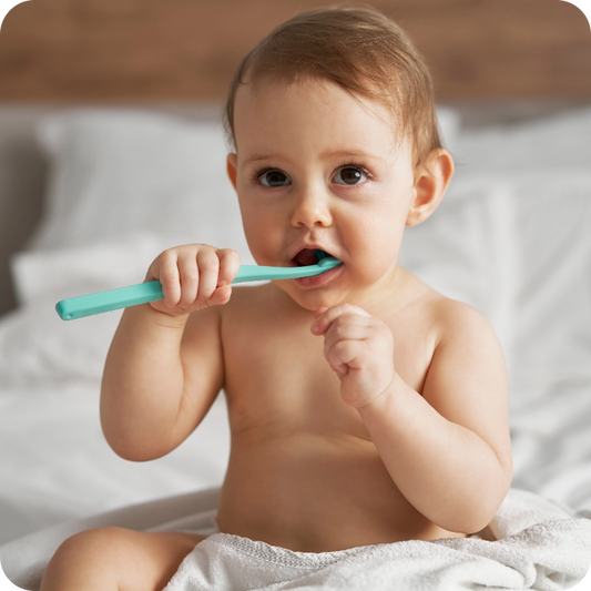 Baby mit Zahnbürste