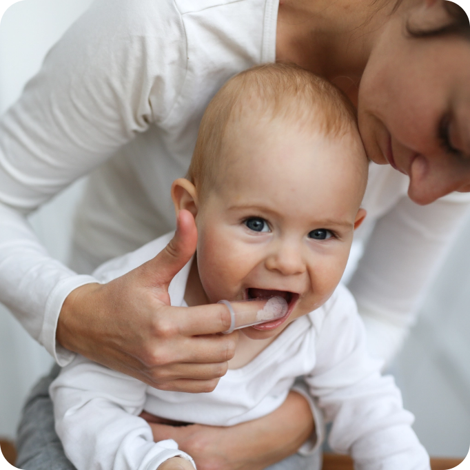 Baby bei der Zahnpflege